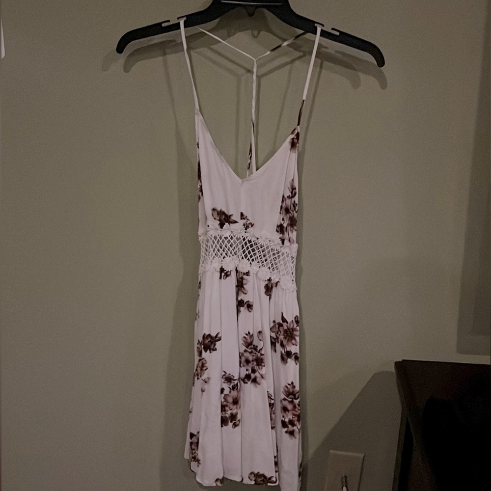 Forever 21 Lined Spaghetti Strap White Floral Open Back Sundress. Size S.